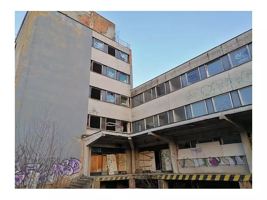 Urbex mísí adrenalin, strach i šok: Prozkoumali jsme nemocnici duchů, největší krize přišla v márnici