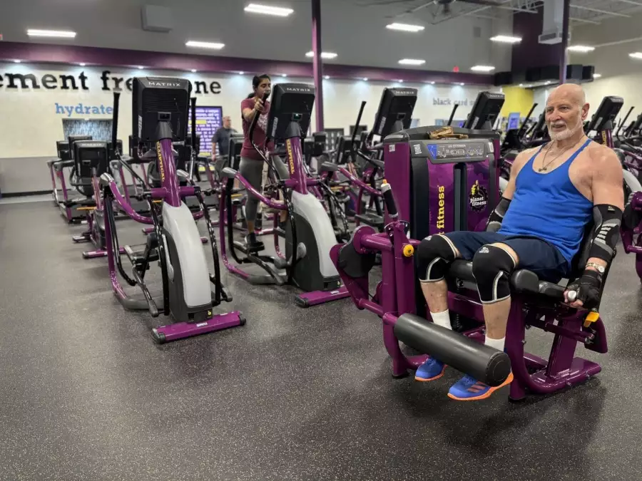 Ve svých 76 letech zvedá činky a inspiruje svět. Americký důchodce bourá stereotypy